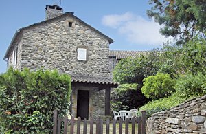  Dette fortryllende naturstenshus i Cevennen har en fantastisk udsigt fra terrassen. Kun 100 m væk ligger en fiskerig å med stenbred. ...