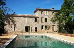  Prægtig er det ord, der bedst beskriver denne provencalske Bastide. Prægtig er den raffinerede indretning, den majestætiske spisesal og det moderne amerikanske køkken. Prægtig er også opholdsom ...