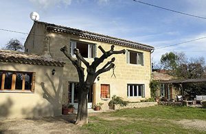  Dette ældre, store hus byder på komfort og bekvemmelighed. Her tilbringes ferien i rolige omgivelser men samtidig tæt på den skønne gamle by Uzès i Gard. ...