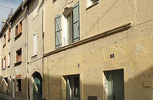 Skøn og dejligt restaureret lejlighed i centrum af denne smukke by i Rôhne med dens storslåede slot. Ideel, når man vil udforske den enestående region. ...