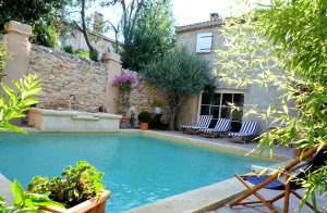 Denne smukt renoverede gamle mejeri-gård er hjemsted for 2 uafhængige L-formede huse. Der hører også en dejlig pool til gården. I et hus kan 6 personer blive indkvarteret. Det er smukt renoveret ...