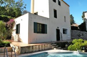  Dette skønne, lyse, treetages hus ligger lige i hælene af Mont St. Clair og er hyggeligt indrettet. Fra terrassen er der en skøn udsigt ud over havet. I middagsheden kan man på terrassen eller i  ...