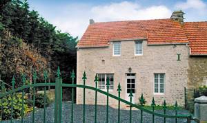  I dette landhus finder I en dejlig blanding af rustikke og moderne møbler. Feriehuset er smagfuldt indrettet og ligger tæt på strandene, hvor de allierede gik i land i Normandiet. ...