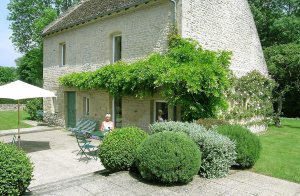 Ro og afslapning i det grønne! Det kan I opnå, hvis I vælger at holde jeres ferie i dette normanniske landhus fra det 19. århundrede. Det er indrettet med sans for detaljen og smagfuldt renoveret ...