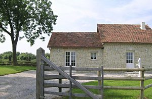 Dette restaurerede hus i et skyggefuldt område ligger ideelt for besøg til normandiets historiske krigsskuepladser: Omaha Beach, Pointe du Hoc, Utha Beach. ...