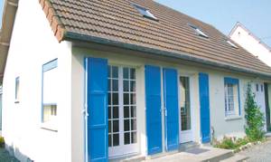  I et boligkvarter kun 300 m fra stranden ligger dette feriehus med udestue. Herfra er der mange udflugtsmuligheder. Huset ligger nær FNM005. ...