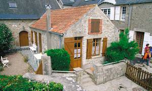  Dette lille feriehus med havudsigt er komfortabelt indrettet og ligger direkte ved havet. Huset støder op til FNM026, men ligger dog helt frit. ...