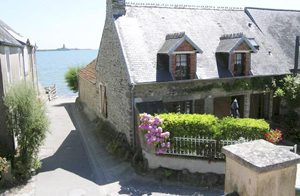 Meget komfortabelt feriehus umiddelbart ved havet. Der er en lukket gård med havemøbler til huset, som støder op til FNM025. ...