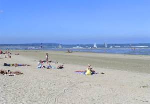  I dette hyggelige hus med direkte adgang til Quinévilles charmerende lystbådehavn er der godt at være. Her kan I glemme hverdagens ræs, lade bilen stå og udnytte, at der er gåafstand til det me ...