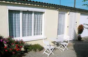  Hyggelig lejlighed med kombineret stue/soveværelse og køkkenniche. Lejligheden ligger på den bageste del af ejerens grund. Herfra er der talrige muligheder for udflugter på Cotentin-halvøen. ...