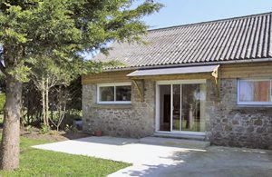 Dette lille nyistandsatte og modene indrettede hus grænser med bagisden op til ejers hus. Den lange strand i Carolles ligger kun 3 km. væk. ...