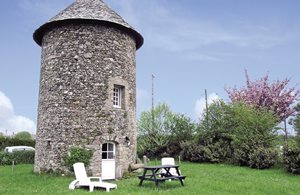 En helt speciel ferie venter her i den gamle vindmølle nær stranden. Ideel for en romatisk ferie i tosomhed. De 3 etager er forbundet med en smal vindeltrappe. ...