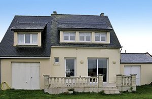  Dette store og komfortabelt indrettet feriehus ligger direkte ved 'indgangen' til stranden. Fra 1. sal er der en betagende panorama udsigt over bugten i St. Vaast la Houque ...