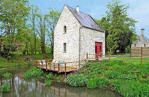  Dette gamle restaurerede kapel, som er omringet af en voldgrav, ligger i naturomgivelser. Boligen har terrasse med udsigt over voldgraven. ...