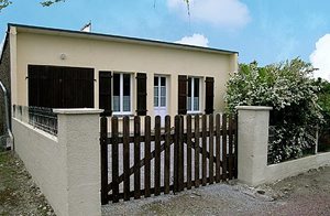  Dette lille, smukt indrettede hus er beliggende tæt på den smukke private strand Anne sur Mer. Den populære badeby Agon-Coutainville er 12 km væk. ...