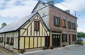  Denne halvdel af et dobbelthus fra det 19. århundrede er ideel, hvis man gerne vil holde ferie i det grønne. Den ligger midt i Pays d'Auge, hjemstavn for Camembert og cider. ...