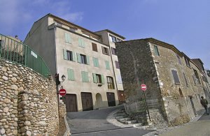  I hjertet af denne landsby i Provence på en klippe ligger dette autentiske feriedomicil med udsigt over havet. Den lille hyggelige lejlighed egner sig til en familie med to voksne og to børn. Dette ...