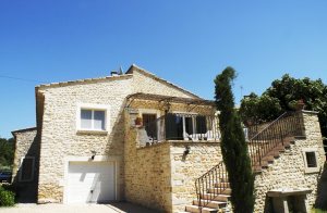 Nyd det fredelige Provence i overetagen af dette karakteristiske stenhus, der er omgivet af husejernes private lavendelmarker og vinbjerge og med en beliggenhed kun 6 km fra Valréas. Til overetagen ...