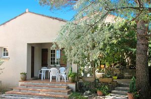 Dette rækkehus ligger på husejerens grund, hvorfra man har en skøn udsigt til Entrechaux Slottet. På grunden er der masser af plads til, at børnene kan lege. ...