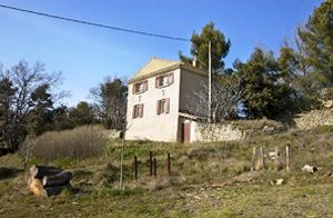 Nyd den pragtfulde udsigt til Sainte Victoire fra dette feriehus - perfekt til jer, der godt kan lide at klatre! På den kæmpestore grund er der en ruin - en fantastisk eventyrlegeplads til børnene ...