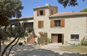 Fra dette egnstypiske stenhus venter der jer en enestående panoramaudsigt over den kløftede bjergkæde Dentelles de Montmirail. På grunden finder I skyggegivende pinje- og oliventræer, hvor I kan ...