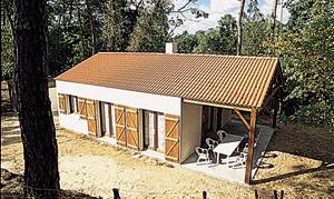 Dette feriehus ligger ca. 1,4 km fra sandstranden Plage des Conches. Det ligger for sig selv på en skov- og klitgrund. ...