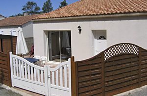  Denne ene halvdel af et dobbelthus i Vendée lokker med komfort både ude og inde. Den korte afstand til sandstranden gør det ideelt til familieferie. ...