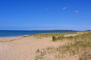 Dette dobbelthus (se også FVE022) ligger tæt ved de store sandstrande. Der er en dejlig og venlig atmosfære på disse skønne badesteder. ...
