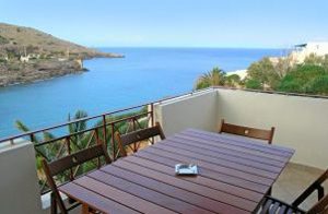  Denne fantastiske lejlighed gør feriedrømme til virkelighed. Havet lige for jeres fødder er en del af den panoramaudsigt I kan nyde fra tre balkoner. Også husets udstyr opfylder alle jeres ønske ...