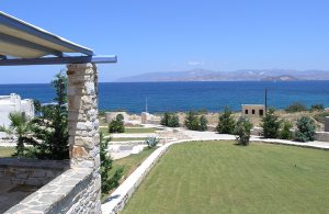  Vidunderligt, nyt og komfortabelt feriehus med to stuer og god plads på øen Paros, en af Kykladernes smukkeste øer. Huset har den allerbedste beliggenhed i et kompleks med en fantastisk panoramaud ...