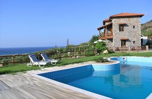  I dette traditionelt byggede naturstenshus (Villa Iris) kan I nyde den flotte udsigt over havet. I den pittoreske lille by Milatos ligger mange stenhuse, der er renoverede i original stil. Udstyret m ...