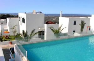  På halvvejen mellem Chania og Heraklion ligger dette hvidkalkede og kubusformede hus med en moderne indretning i skandinavisk stil. Fra husets tagterrasse har I en fremragende udsigt over havet. Gul ...