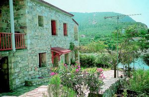  På halvøen Mani ligger denne villa ved havet i den gamle fiskerby Aghios Dimitris. Villaen er delt op i to komfortabelt indrettede lejligheder. Villaen ligger på en stor grund med direkte adgang t ...