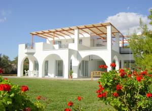  De to villaer, der huser i alt fire lejligheder ligger lige ved havet. De er arkitektonisk smukt indrettede og byder på høj komfort. Haven er velholdt og der er en smuk havudsigt. Den enestående b ...