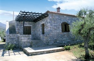  I fiskerlandsbyen Agios Nikolaos, ved et meget smukt stykke kyststrækning, ligger dette nye naturstenhus. Villaen ligger på en stor grund med have i umiddelbar nærhed af havet. Lige overfor grunde ...