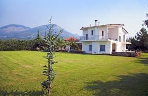  Dette feriedomicil har en pragtfuld beliggenhed med direkte adgang til en næsten privat sandstrand. Både i stueetagen og på første sal er der to soveværelser og et bad. Den store stue ligger i s ...