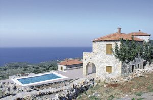  Den enestående panoramaudsigt over Stoupa-bugten fra dette hus får jer i den rette feriestemning. GPE213 og GPE214 er to af i alt fire egnstypiske hus beliggende i vidtstrakt naturområde på i alt ...