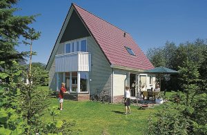 Dette komfortable hus ligger i ferieparken Boerhaarsveld i Drentse Schoonloo. Ferieparken har en stor legeplads samt en børnebondegård. Da parken ligger centralt, er den et oplagt udgangspunkt for ...