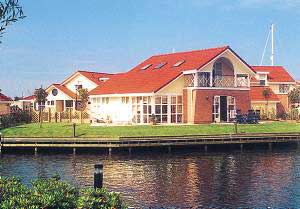 Meget luksuriøst indrettet feriehus beliggende ved vandet i en feriepark med legeplads og tæt ved havnen med bådudlejning. 'Workummerwaard' ligger i forbindelse med Ijssel-havet. Huset har to flot ...