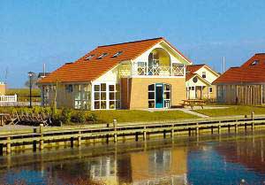 Velholdt luksushus direkte ved vandet, hvor I også finder en landgangsbro. Et badeværelse har badekar (boblebad). I nærheden ligger en havn med bådudlejning. Workummerwaard er direkte forbundet m ...