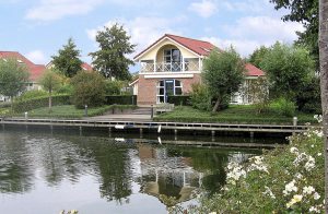 Luksuriøst og hyggeligt indrettet feriehus i feriepark med legeplads med gynge, sandkasse osv. nær ved vandet. I huset er der to luksusbadeværelser. Badeværelset i stueetagen har spabad, to hånd ...