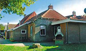 Dette velholdte dobbelthus ligger ved en sø samt en legeplads i et område med udflugtsmuligheder som Dokkum, Lauwersee og Wattenøerne samt fiskemuligheder ved havet. S2 er gennemgangsrum. ...