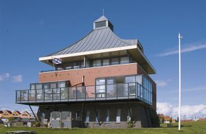 Dette komfortable og meget velholdte feriehus er den ene halvdel af et dobbelthus beliggende direkte ved floden Ijssel. Fra opholdsstuen på 1. sal og fra soveværelset på 3. sal er der en fantastis ...