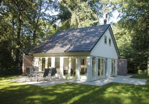  I et område med meget skov ligger detteluksushus i et feriehusområde, der byder på en fælles legeplads. I stuen er der en brændeovn. Badet med spabad ligger i stueetagen og der er gæstetoilet p ...