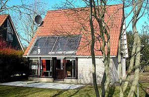  Kun 500 m fra Lauwerssøen og et naturområde ligger denne bungalow med udestue. Besøg øen Schiermonnikoog. Nabohus: HFR040. ...