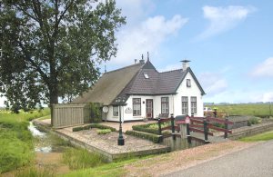  Fra denne flotte stråtækte bondegård har I en smuk udsigt over området. Køkkenet er enkelt men bekvemt udstyret, og i stueetagen er der gulvvarme. Nyd udelivet på en af de mange terrasser i hav ...