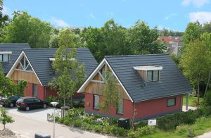 Disse nyere luksusvillaer ligger i et ferieanlæg ved søen Slotersee med egen lystbådehavn. Her er I som fisk i søen, her kan svømmes, surfes, stås på vandski og sejles. Fra Slotersee kan I kom ...