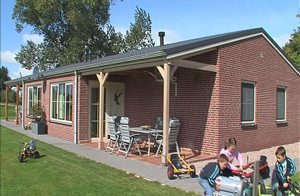  Disse to ferielejligheder, der også kan lejes sammen (HGE015), ligger i landlige omgivelser kun 8 km fra floden Ijssel og i udkanten af ferieområdet Nevelhorst. De er udstyret med alle tænkelige f ...