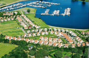 Villaparken Porta Isola ligger direkte ved bredden af Maas-søerne med mange strande og fiskemuligheder. Fra de praktisk indrettede villaer, der adskiller sig fra hinanden, har I en fantastisk udsigt ...