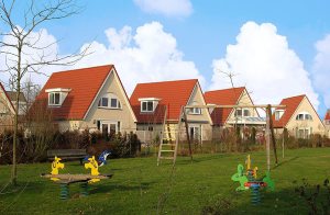  Denne komfortable villa i Villapark Porta Isoli ligger lige ved Maassøerne hvor man kan svømme og sole sig på sandstranden. Der er smuk udsigt fra parken ud over vandet. I gåafstand fra husene li ...